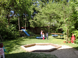 Unser Garten mit Kletterhügel, Sandkasten, Schaukel und Gartenzwerg